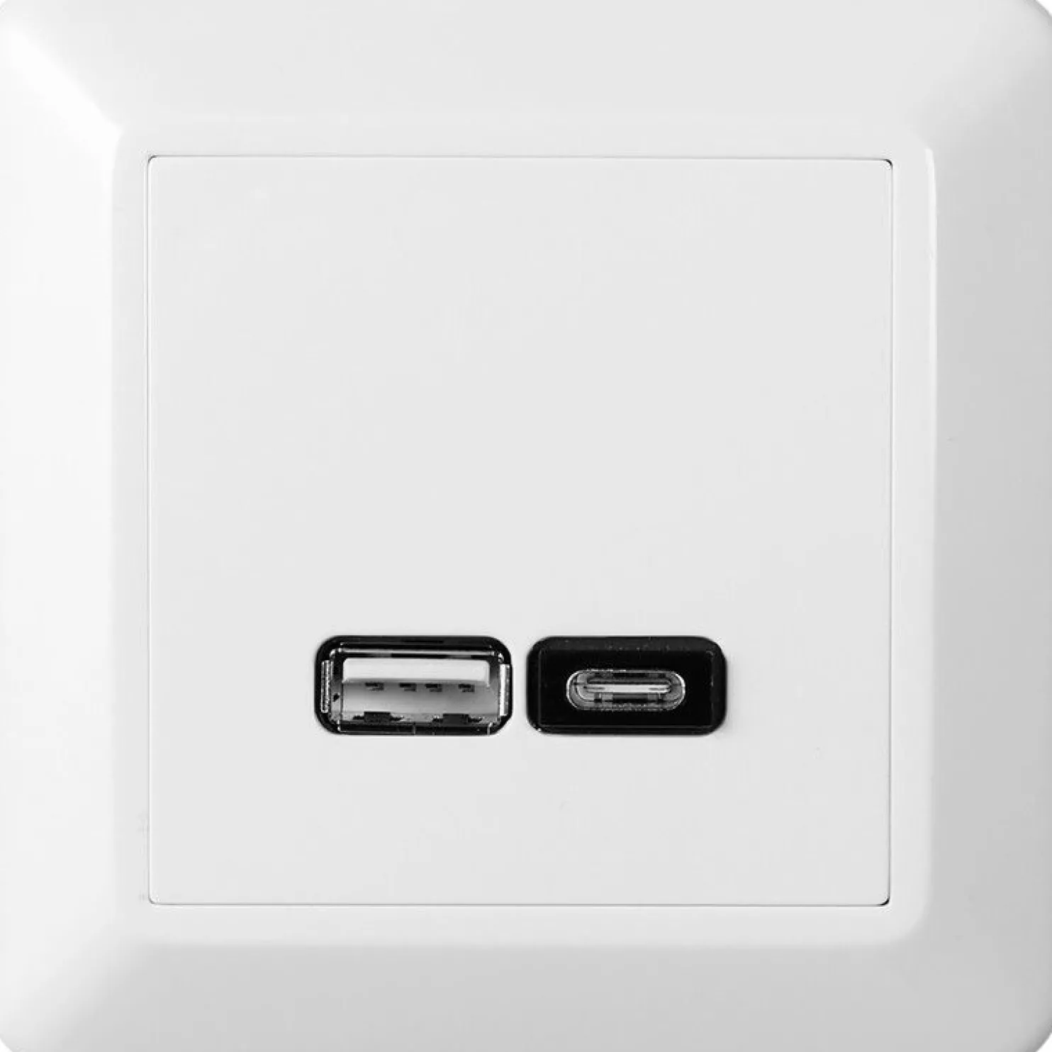USB-pistorasia ELKO RS Nordic A+C 2,4 A kehyksellä kirkkaan valkoinen